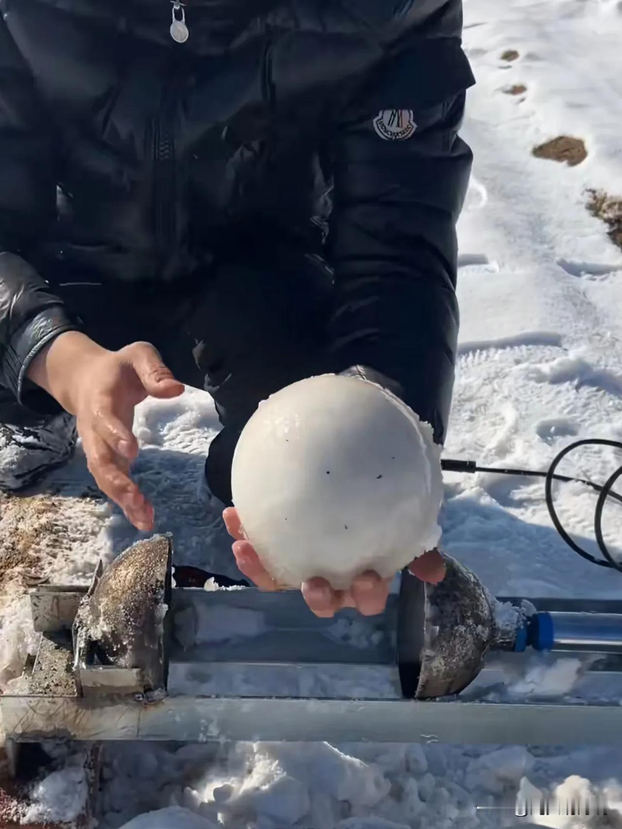 雪球制造机大家一起来品鉴一下，彻底缓解大家打雪仗时火力不足恐惧症。做出来的雪球非