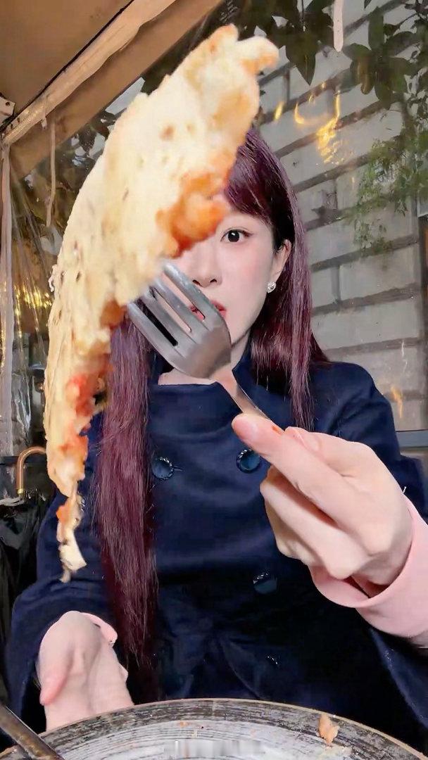 杨紫就这样熟练的“粉丝先吃”了很可爱！ 