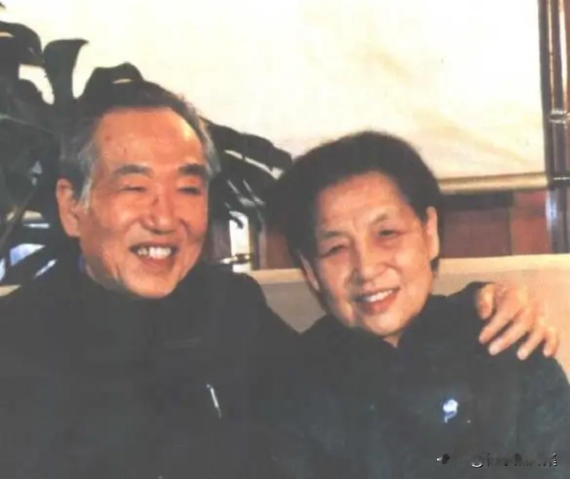 王任重与夫人萧慧纳的金婚纪念照片。两人婚姻始于革命年代，两人既是生活上的伴侣，更