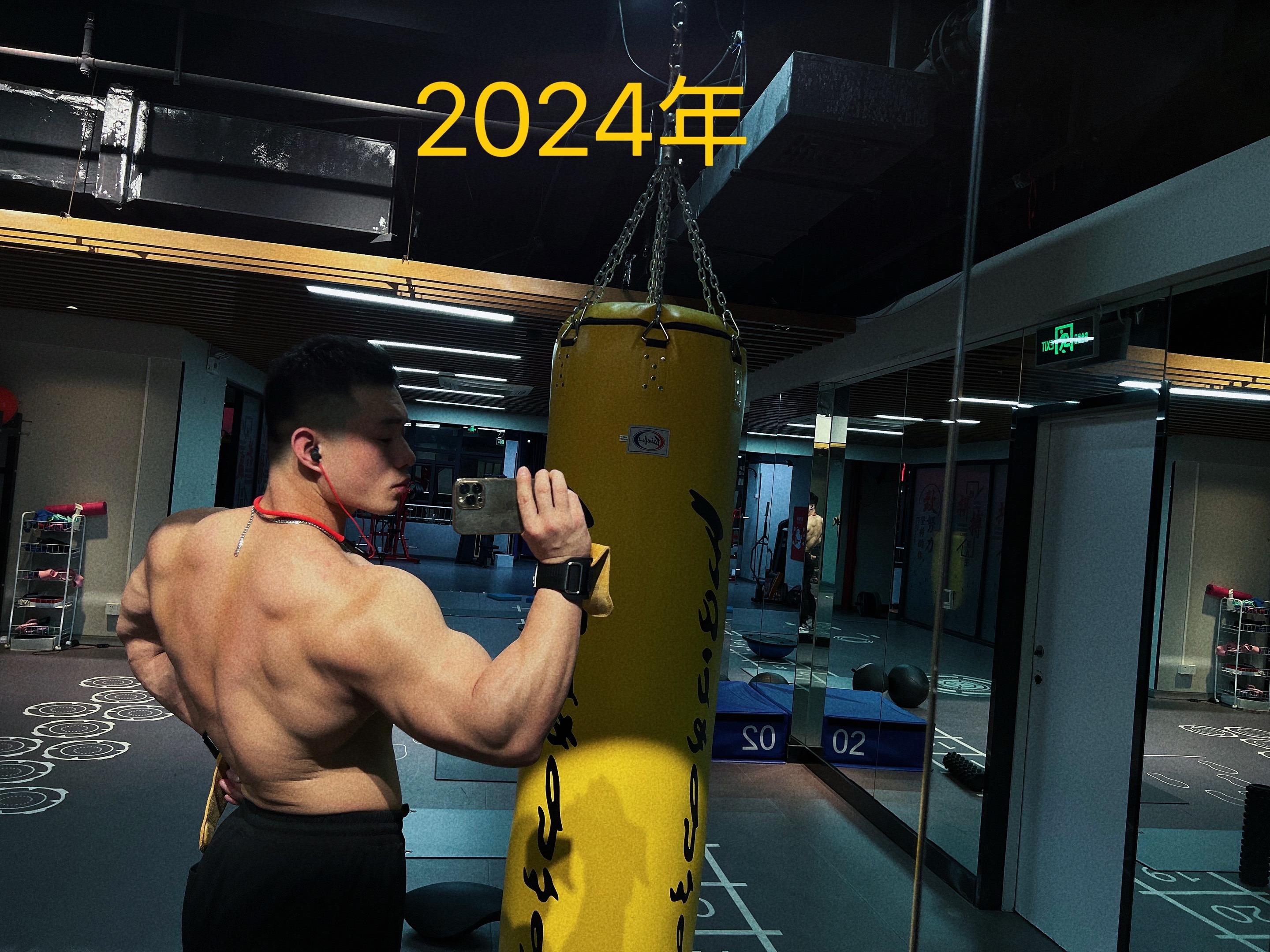2024 vs 2025，今年的背部训练体系没白学，进步还是有的，新的...