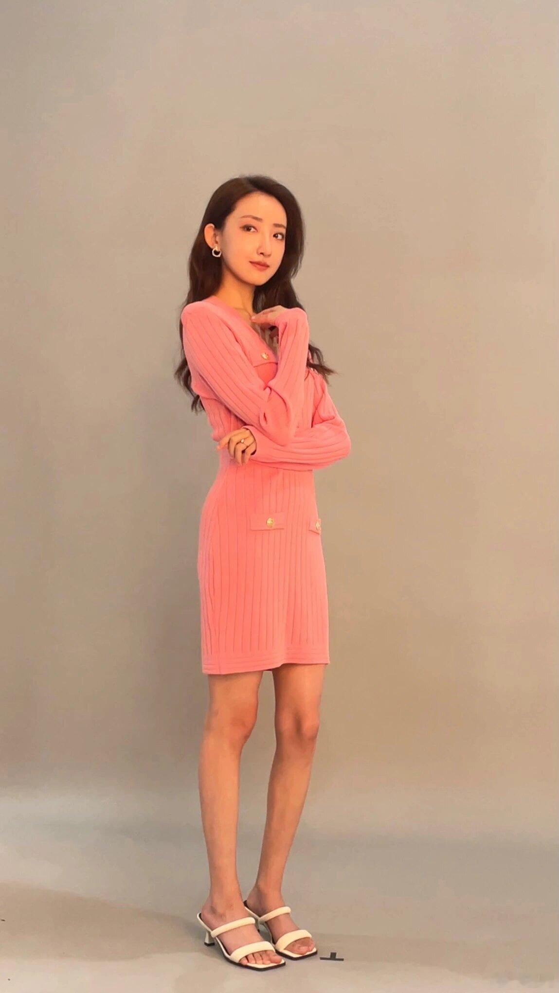 凌孜 📸《欢乐家长群》拍摄花絮，剧中饰演景婷婷 ​​​