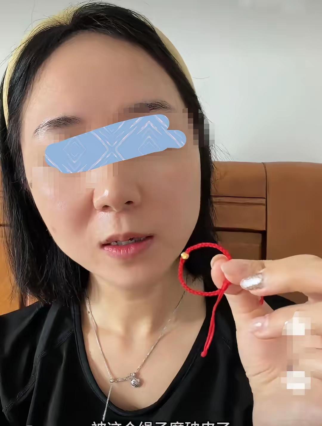 女子吐槽说，姑姑送给侄子一条手链子，只有一个金珠子，看上去特别小，姑姑太小气了。