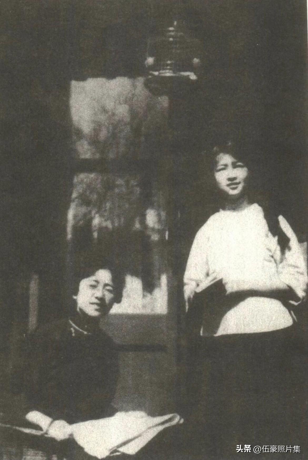 20年代初，林徽因与王孟瑜在北京家中的合影，青春灵动，宛若天仙。王孟瑜是林徽因大