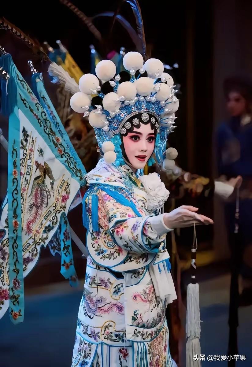 忆秦娥的第二任丈夫石怀玉因为忆秦娥泼墨毁了自己的画，直接在画前自尽了。
忆秦娥这