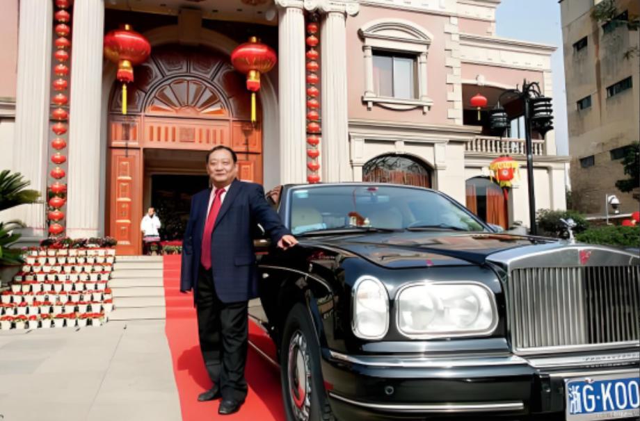 2000年，商人楼忠福以2.08亿天价拍下西湖边濒临破产的华侨饭店，所有人都认为