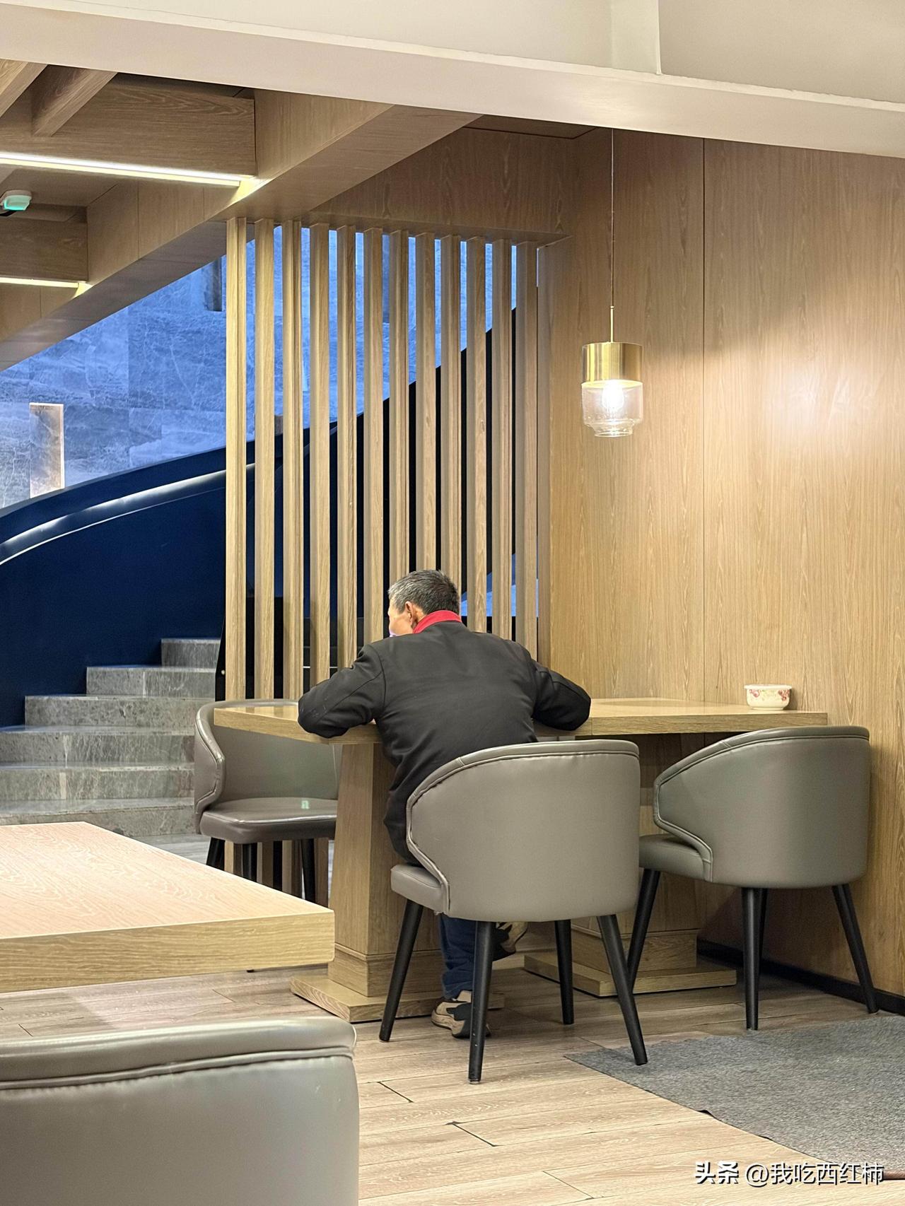 AI 可能是这位老人最好的朋友
傍晚七点，我来到酒店的餐厅吃晚餐。推开大门，餐厅