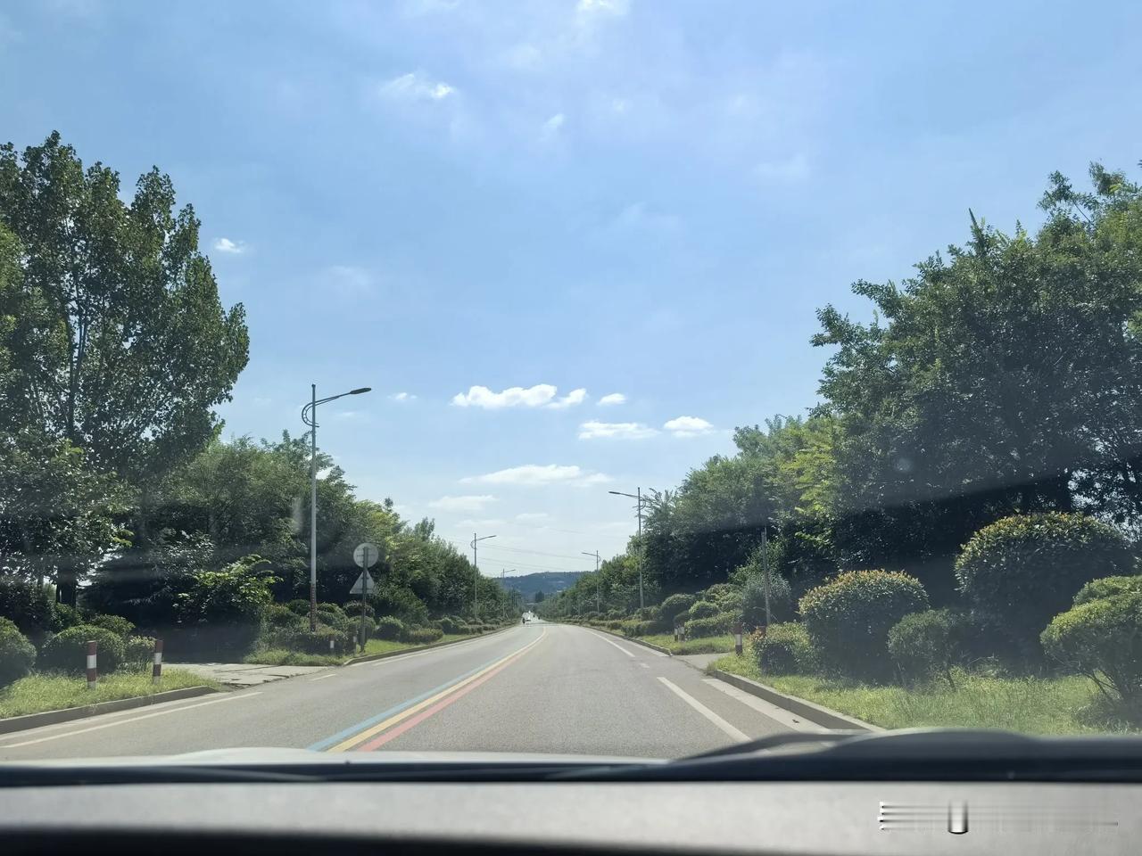 秋天到了，
秋高气爽的日子来了，
骑上我心爱的小电车，
去郊外，
去远方，
去看