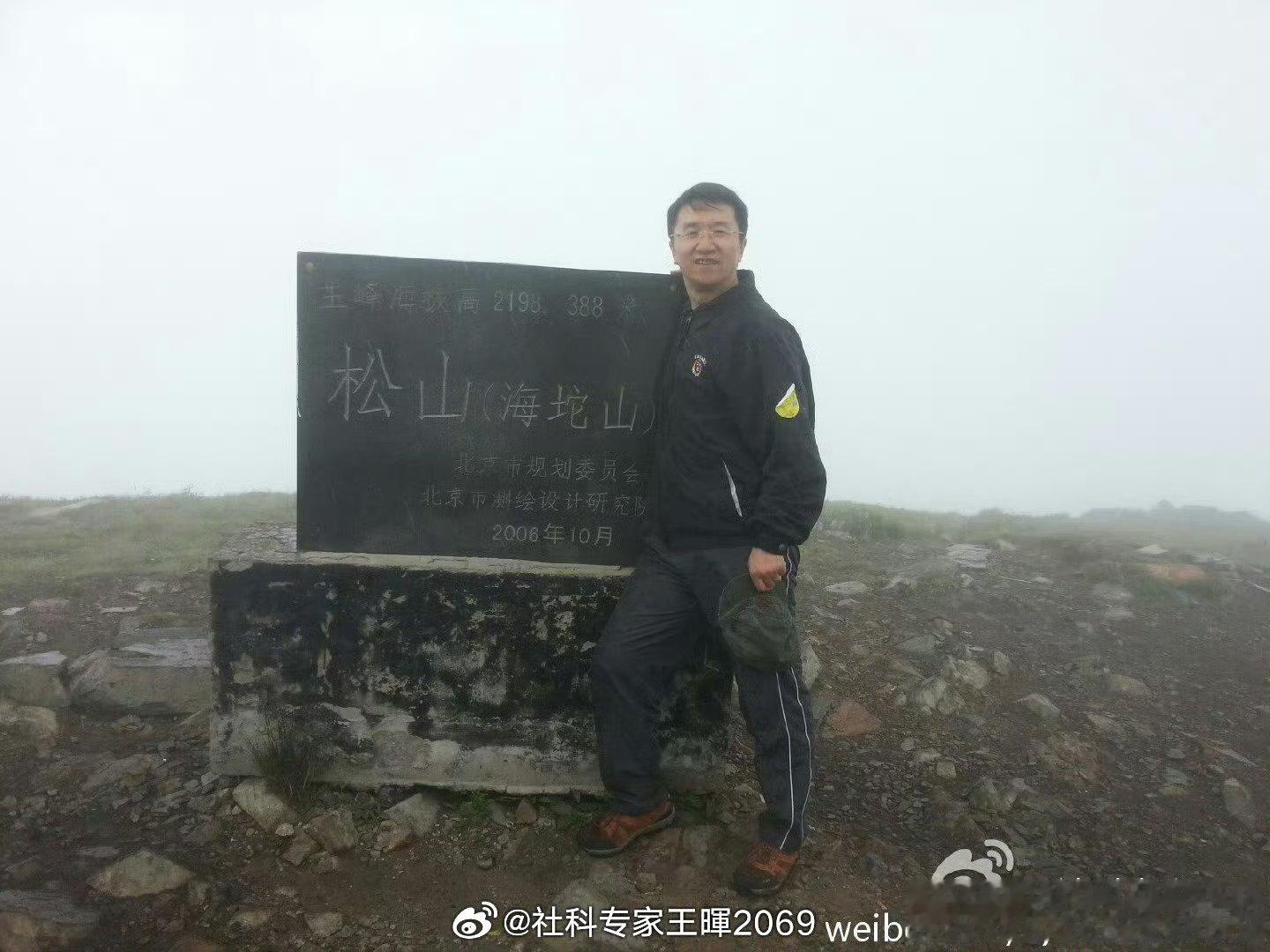 不思年龄心自安，糊涂生活最坦然，每天寻找开心事，豁达大度时时欢，童心相伴朝前走，