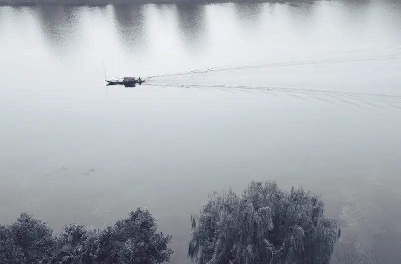 简析
1. 对仗：“轻舟”与“短笛”（皆为景物器物）、“逐浪”与“随风”（均是动