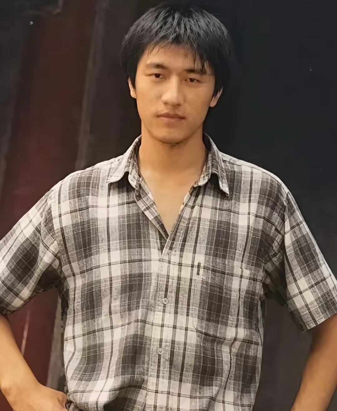 他的离世是一个让人无比错愕的事。再看他学生时代的青涩风华转眼间，斯人已逝。最令人