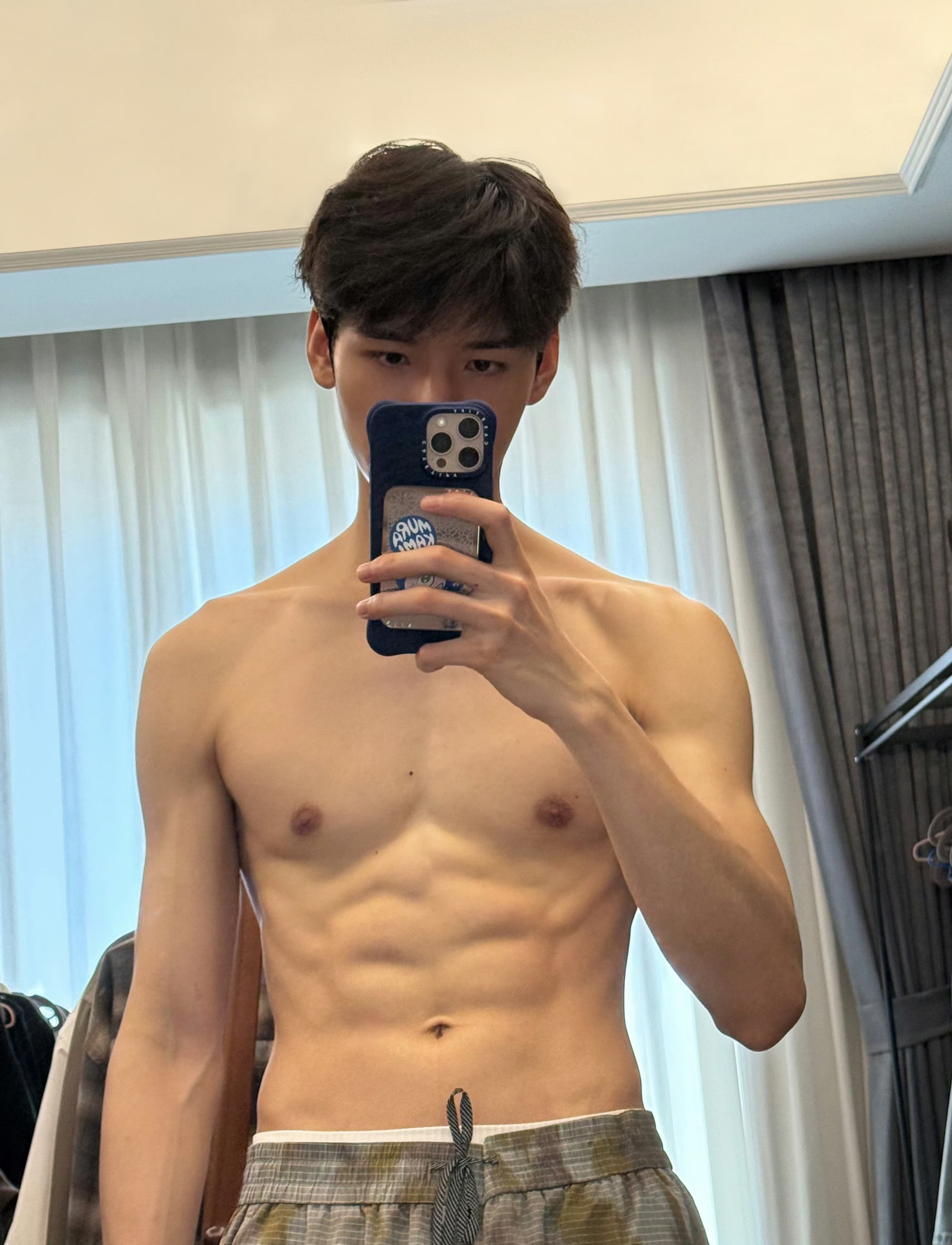 龚俊破万福利是半裸肌肉照 这肌肉是真的强，体脂率是真的低呀，实话实说，哥们你是真