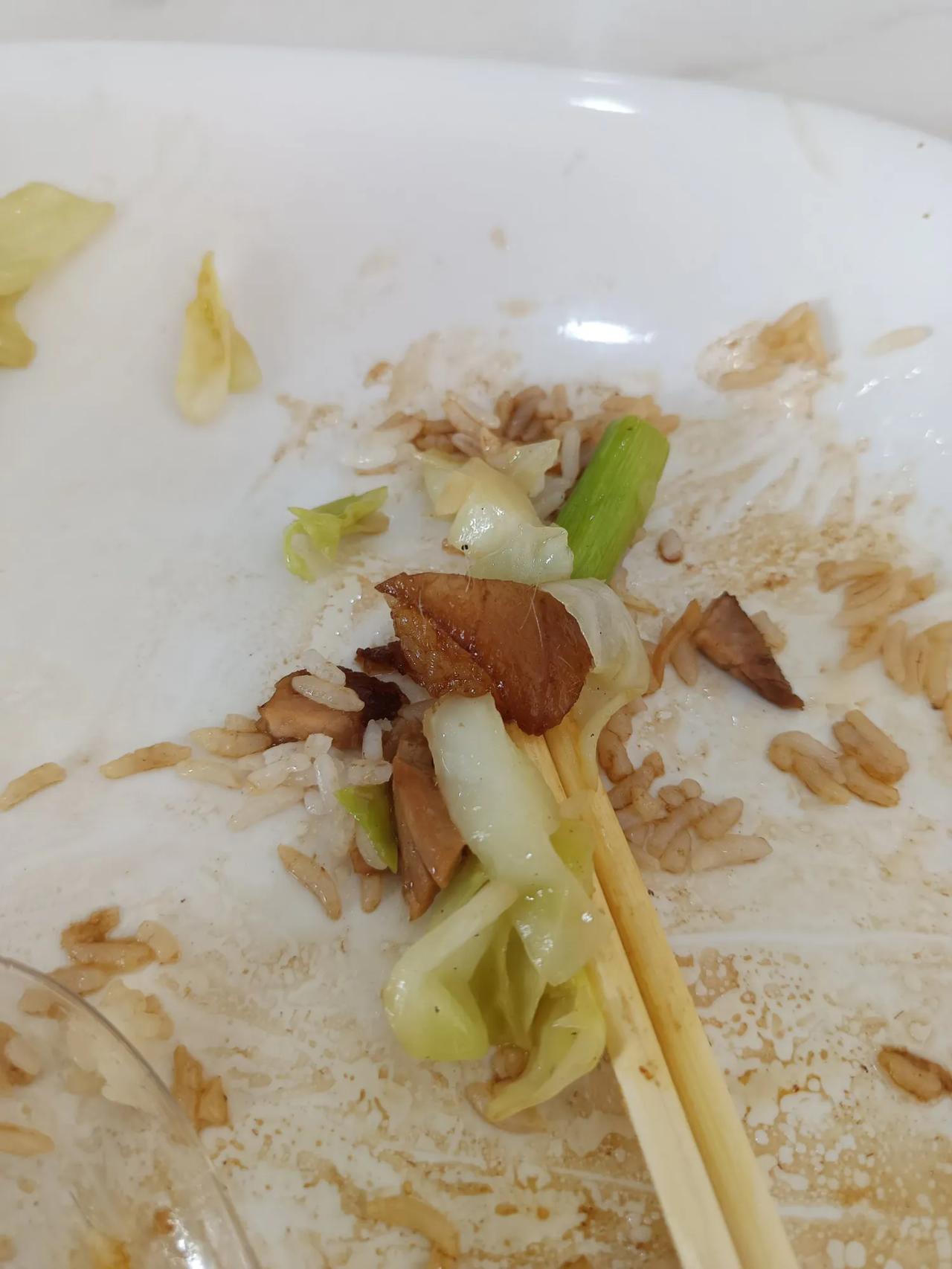 中午去这家餐厅吃饭，没有一个人，便点了一个猪脚饭吃，发现猪毛都没拨，好几根，[捂