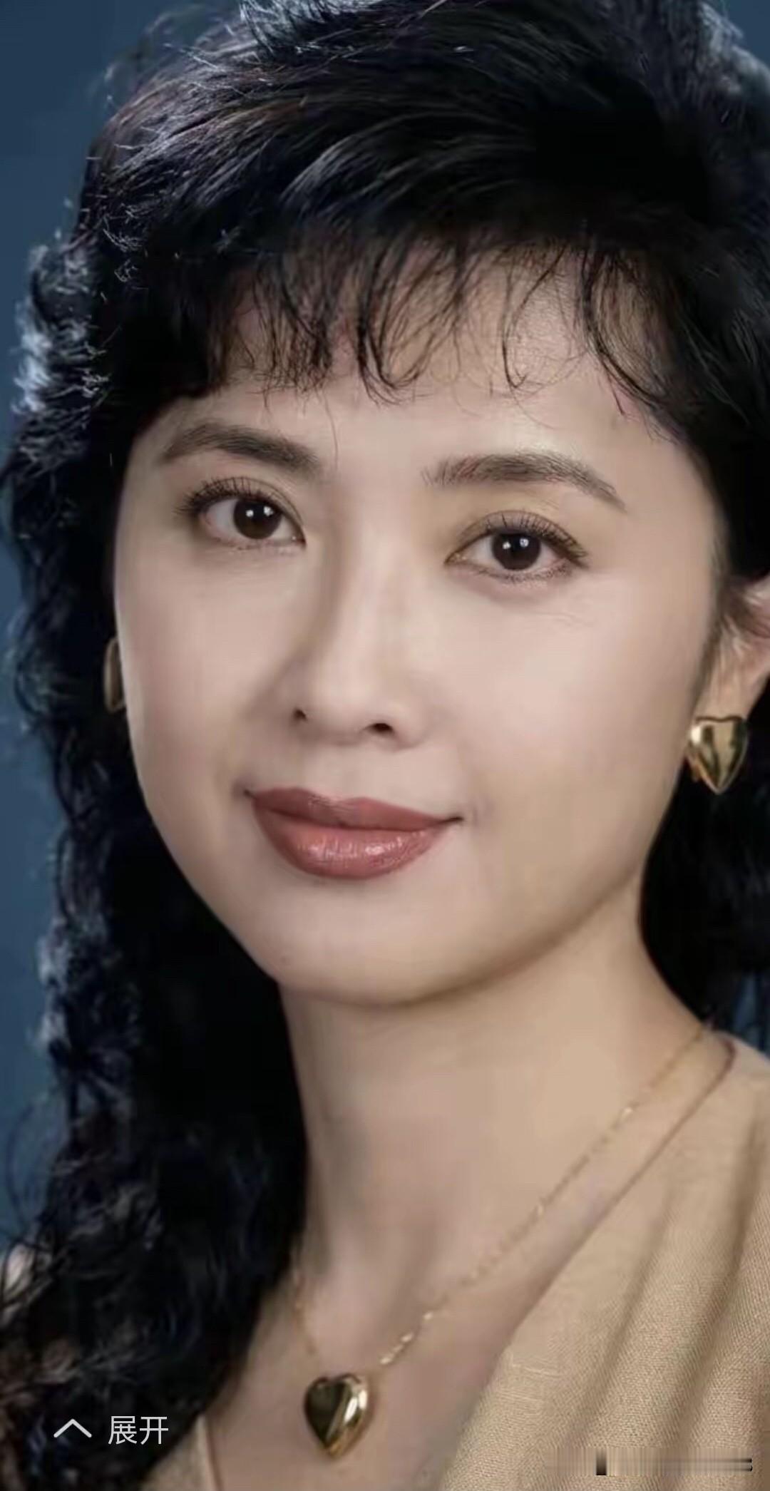 人们都说她是90年代的第一大美女，今日一见她年轻时候的照片，确实是几十年难得遇见