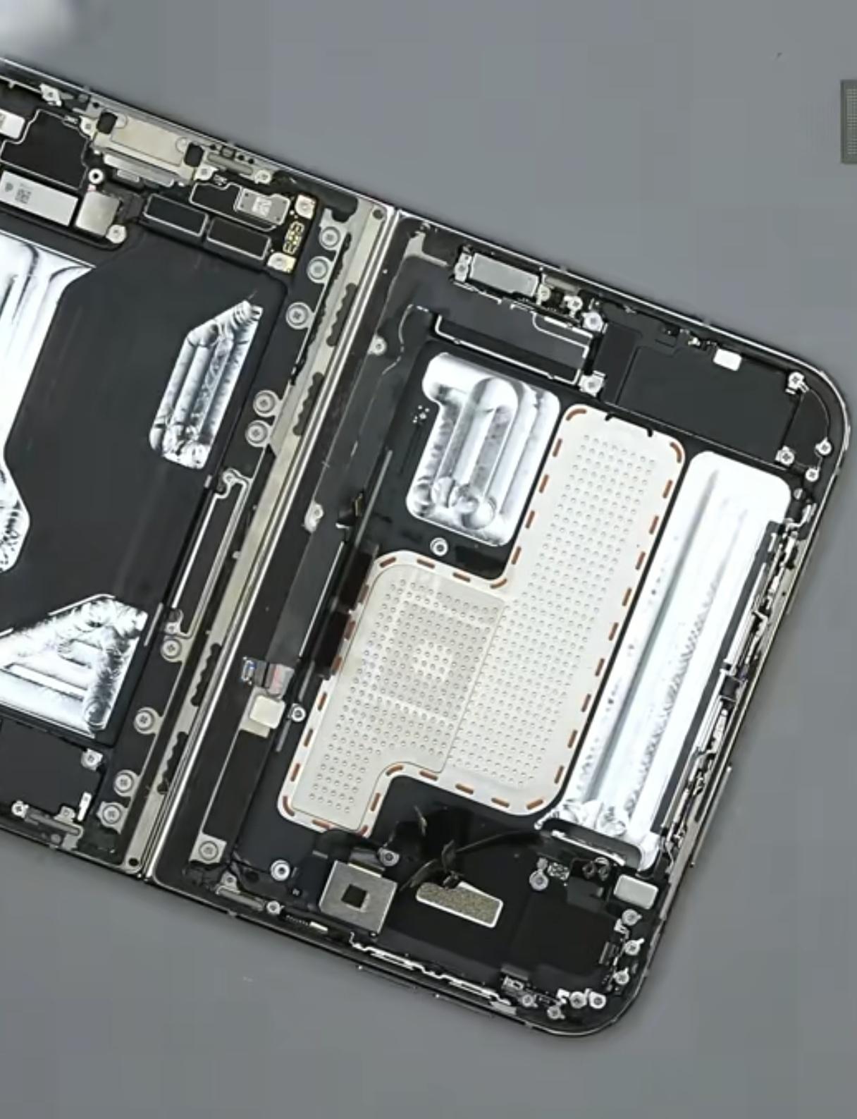 iPhone Duo有散热背板
大家放心好了iPhoneDuo
苹果上了均热板