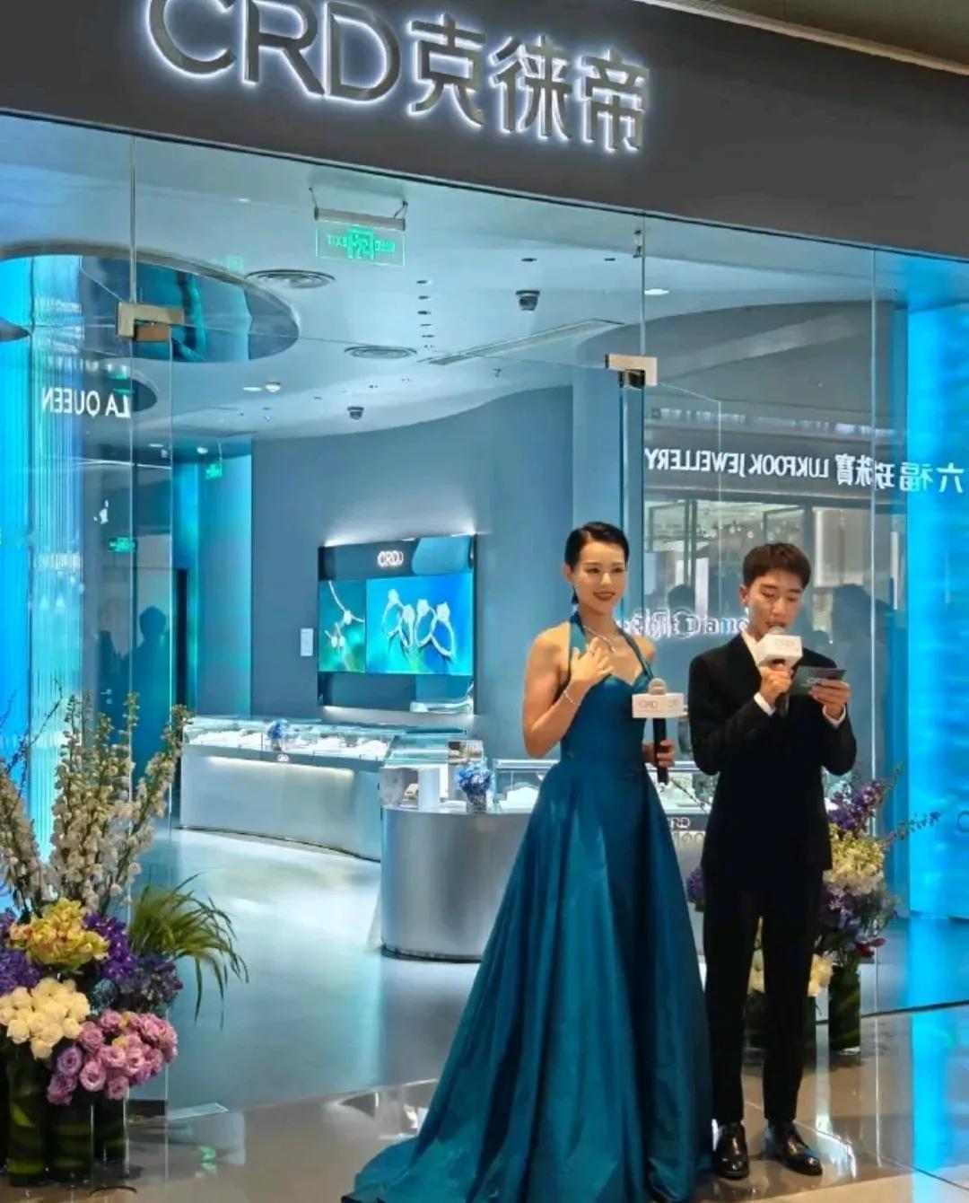 又见胡杏儿的大背头
倍感亲切呀
最近，胡杏儿出席时尚活动
穿了一条很漂亮的挂脖孔