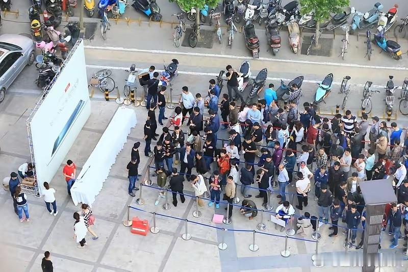 广东又一次敢为人先。当地一所学校，特斯拉等所有其他品牌车辆，登记报备后就能进校园