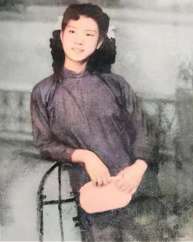 1949年，军统特务毛森，抓到了一个交际花小姐，在审犯期间，毛森扒下她的衣服，说