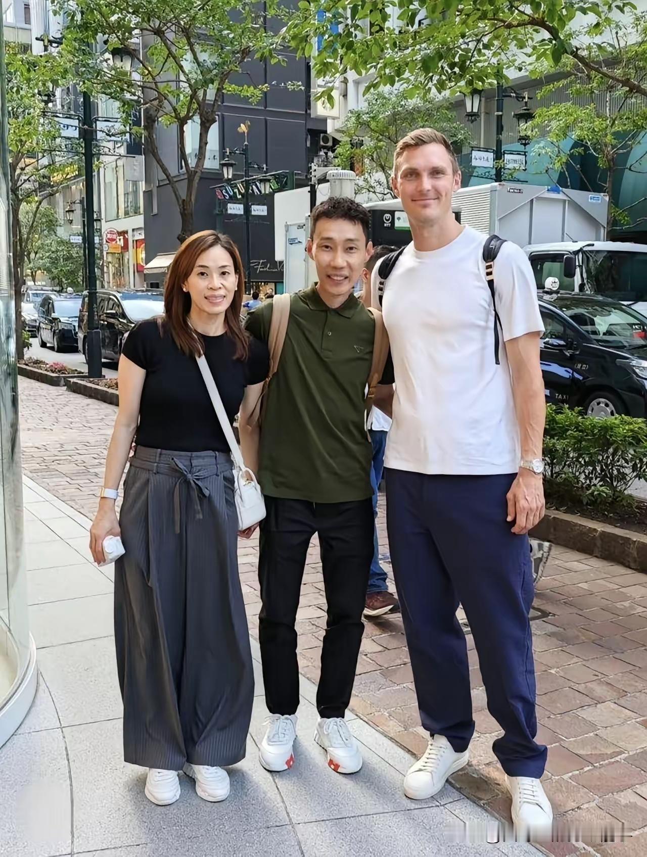 癌后的李宗伟看起来真的消瘦不少。李宗伟堪称世界羽坛的一代传奇，职业生涯里始终顶着