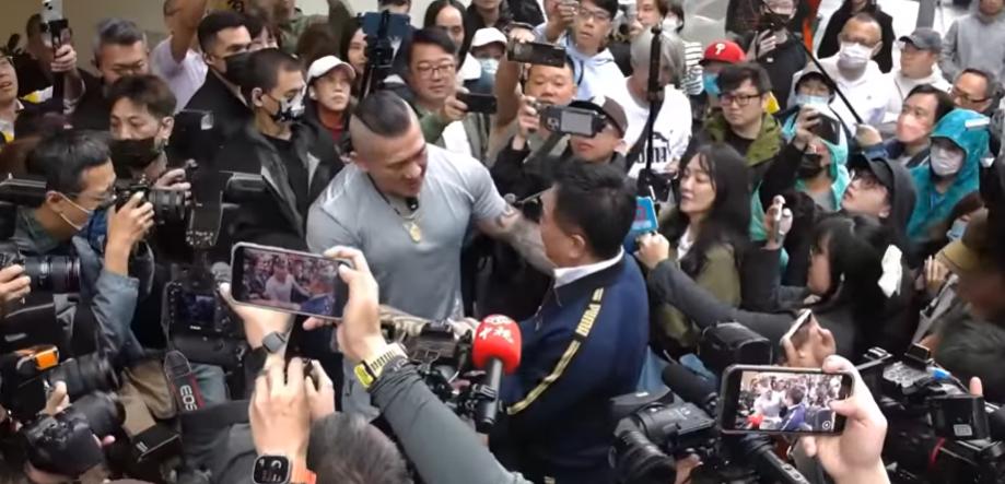 今日蔡正元博士前往“台北地检署执行科”报道，馆长、翟翾、苏恒、柳杰克都在蔡博士周