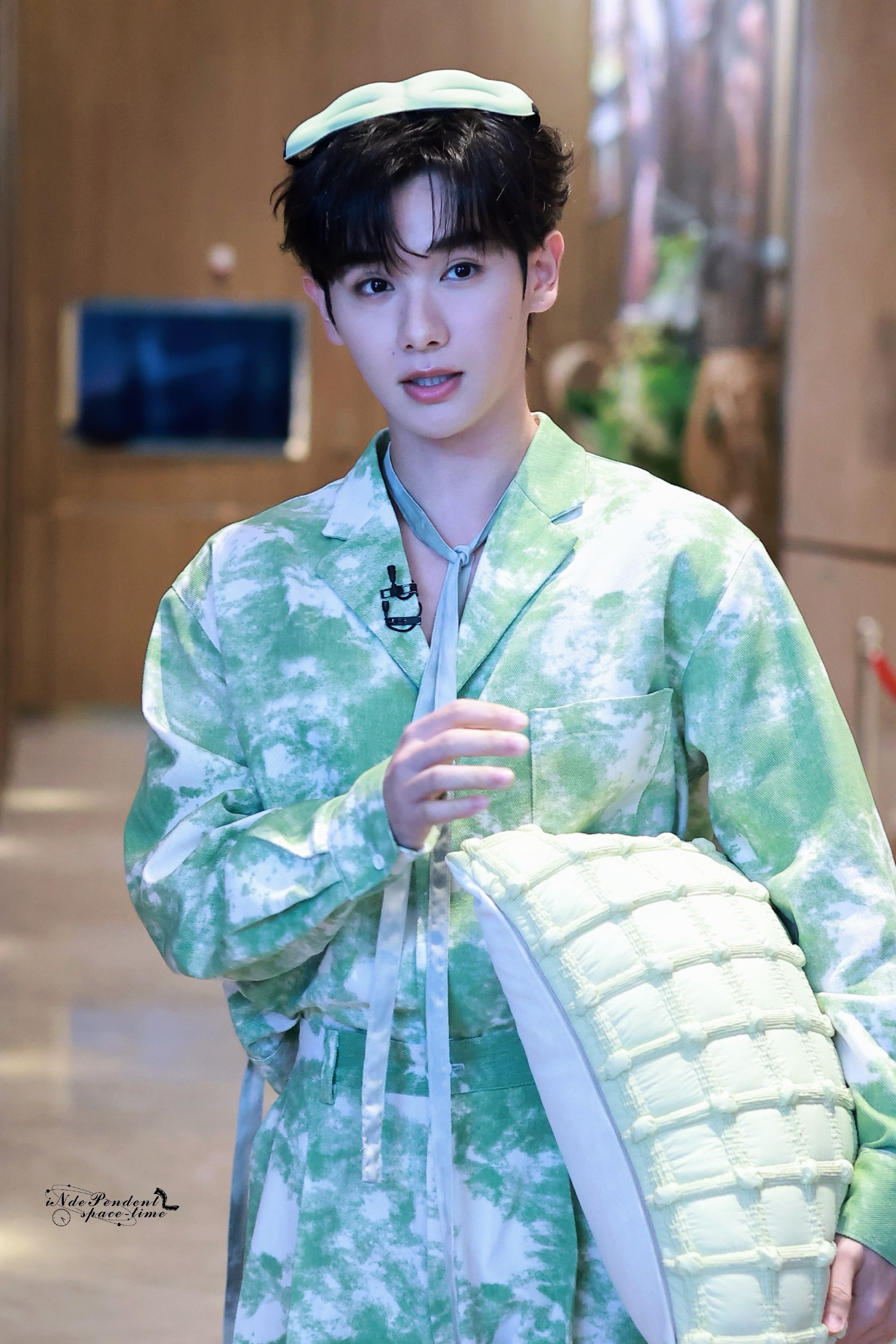 #披荆斩棘的哥哥路透# 高卿尘披哥路透🈶，今天是薄荷味团子小九[哇]好清爽的造