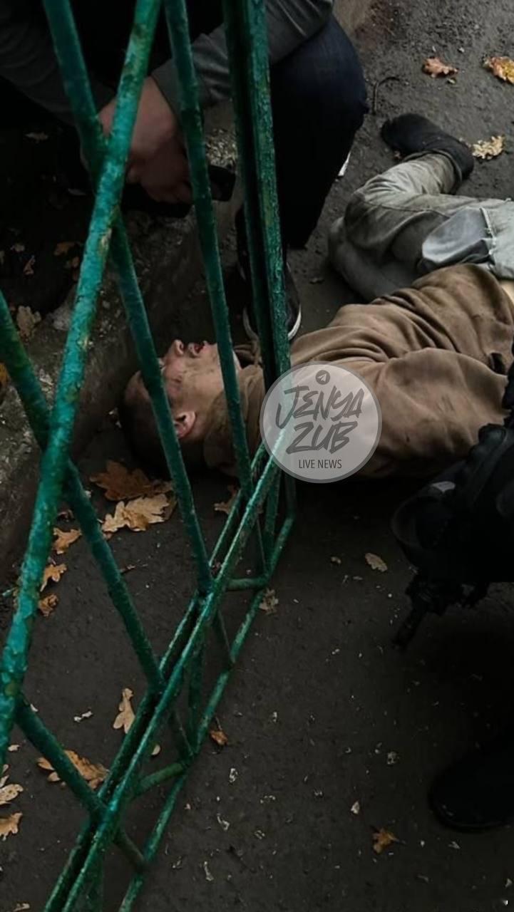 乌克兰宣布抓住了在 哈尔科夫打死5名乌军（）的 嫌疑人。与之前 报道里都要加上“