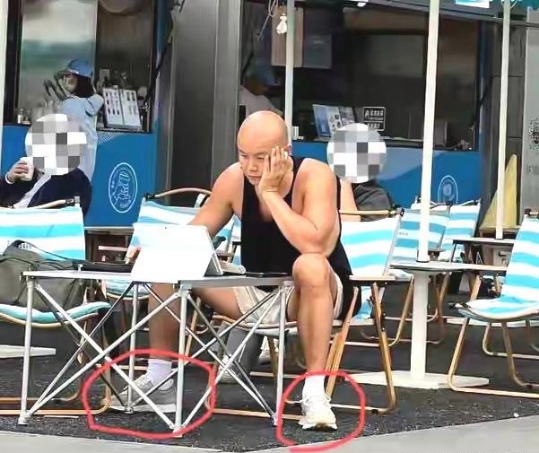 单身汉乐嘉，火气真旺！50岁了的他，大冬天还穿吊带背心配大裤衩，麒麟臂比腿粗，身