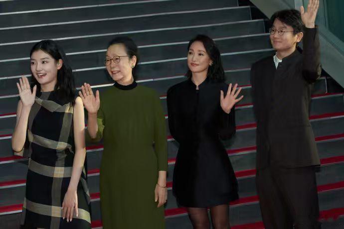 周迅还是那个周迅 把戛纳旧图和釜山新图放在一起看，周迅身上那种随性又高级的感觉始