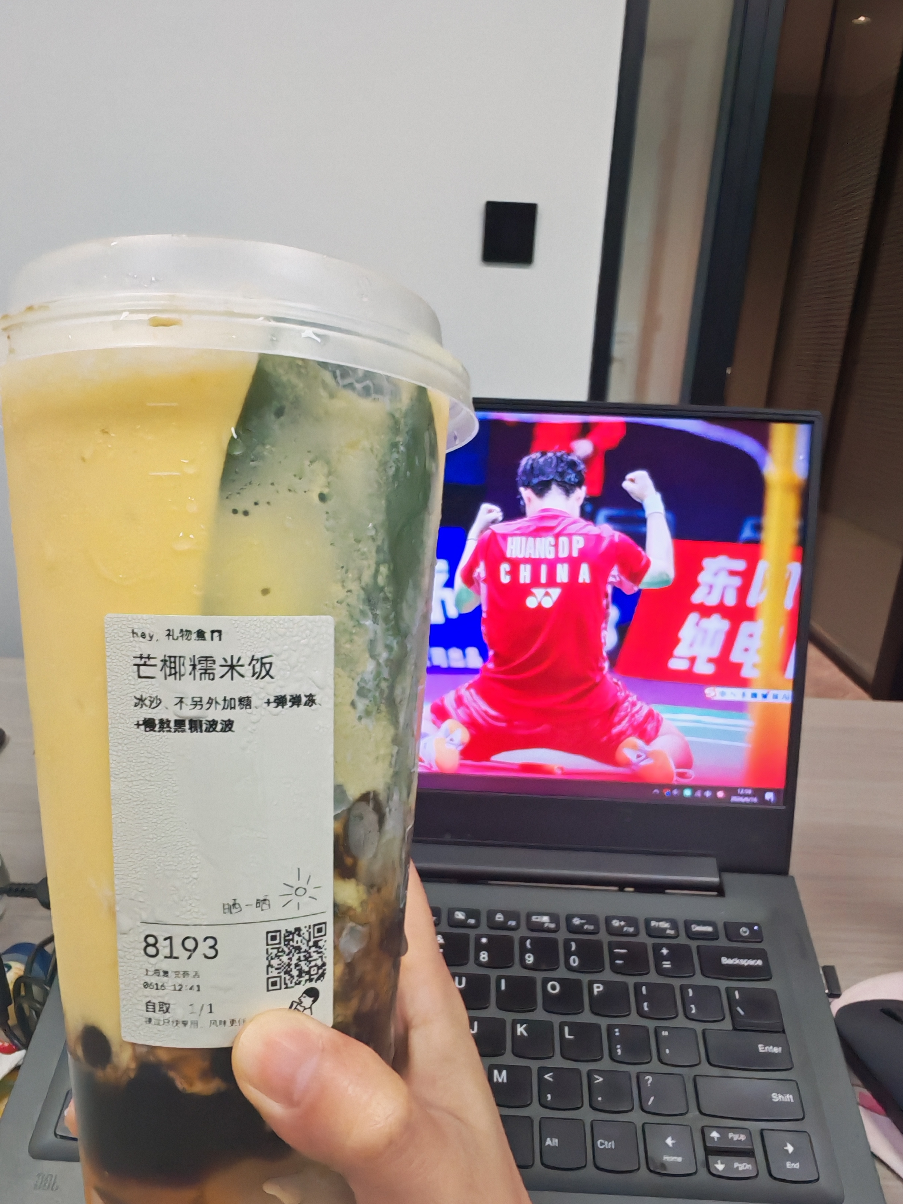 喜茶的新品，和吃稀饭没区别。 