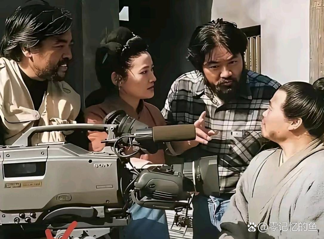 '潘金莲'和'武大郎'片场休息。 