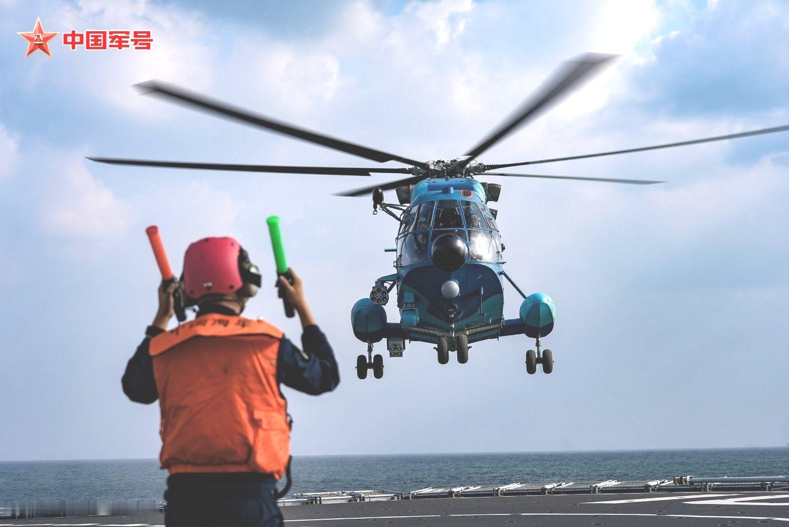 近日，中部战区空军航空兵某旅联合海军作战支援某支队，开展跨区、跨军种着舰飞行、油