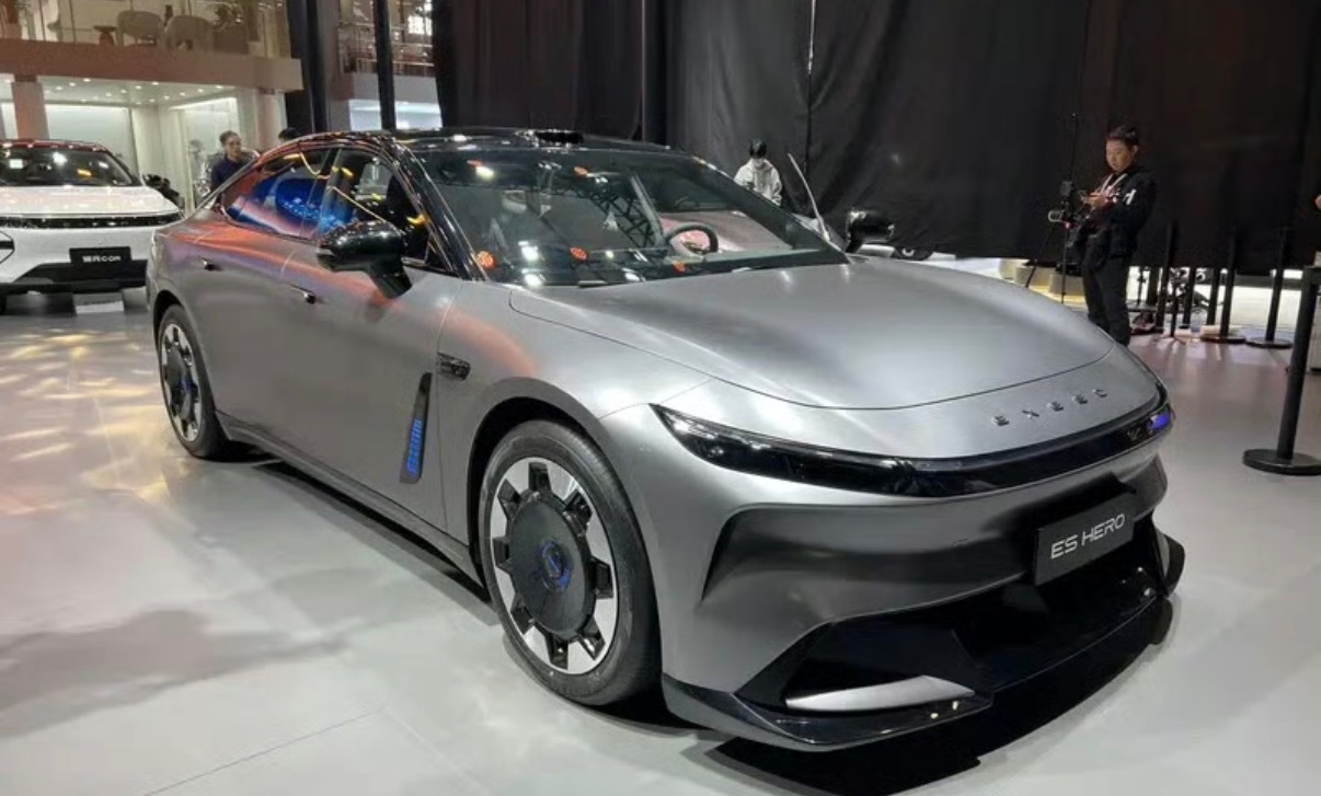 2025广州车展上，星途ES HERO正式亮相。新车以星途ES为基础打造，采用了