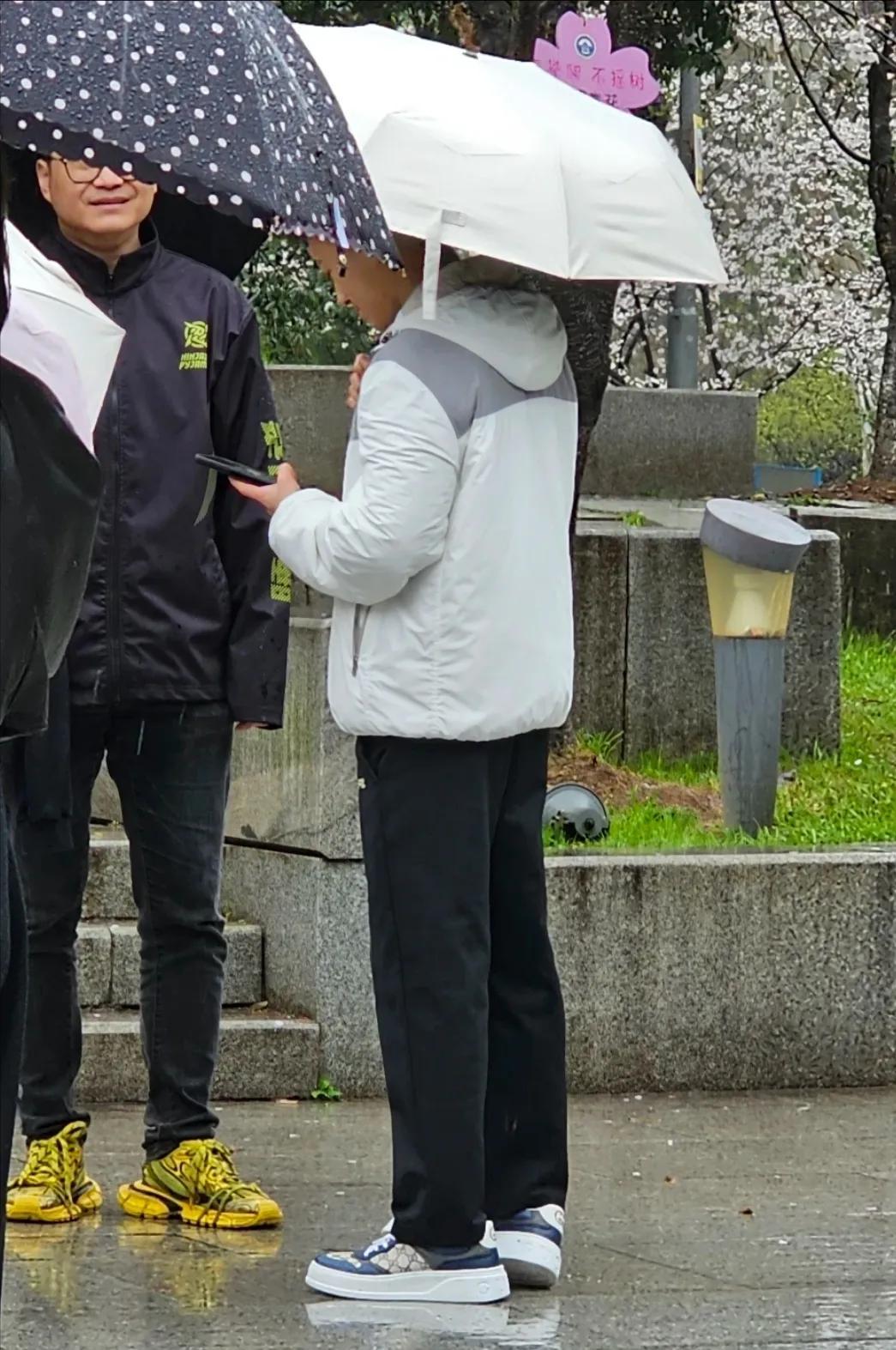 网友武汉大学偶遇何猷君，本人还挺帅的，比电视上看着要帅一些，也没有想象中那么矮，