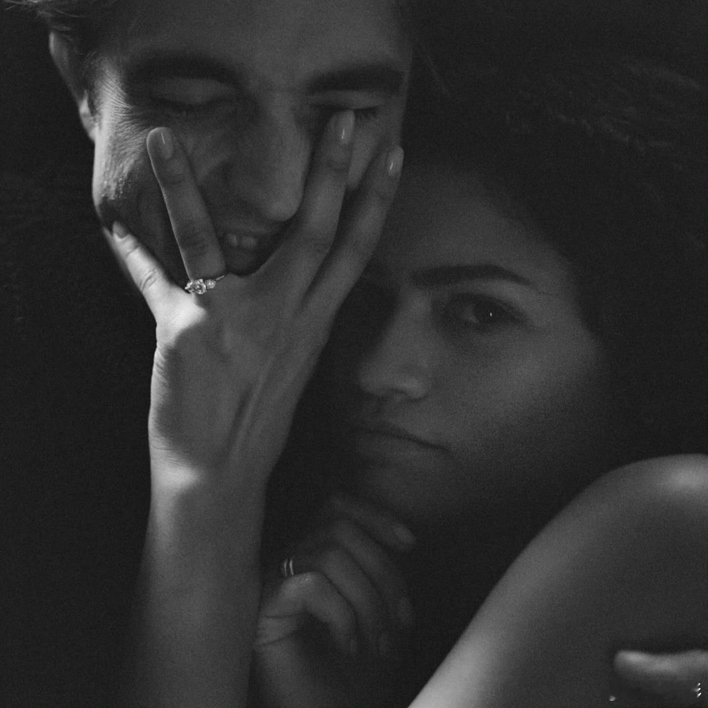 赞达亚 和 罗伯特帕丁森主演A24新片《爱情抓马》发布超甜新剧照！！讲述俩人扮演