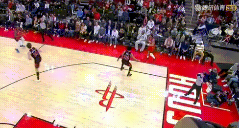 28+10+4！杜兰特3节发威、关键时刻2连扣体士气。
没想到吧，阿杜还能远距离