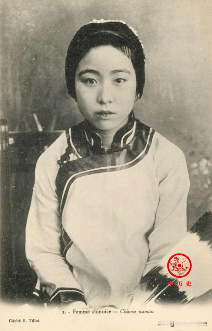 【晚清一女子很清秀，你觉得漂亮吗？】晚清一张女子肖像照被制作成了明信片，在当时广
