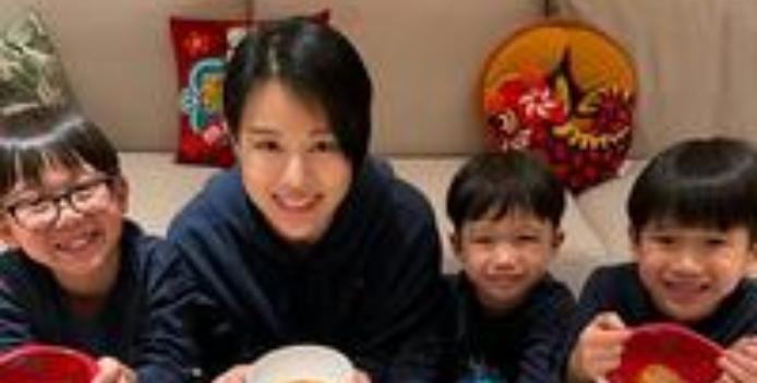 2026年3月3日元宵节，胡杏儿在社交平台晒出母子四人同框照，配文“「超可愛」的