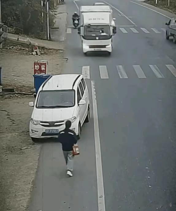 大家一定要遵守交通规则，一女子逆行在左边马路，虽然是在路边。不巧的是，一辆面包车