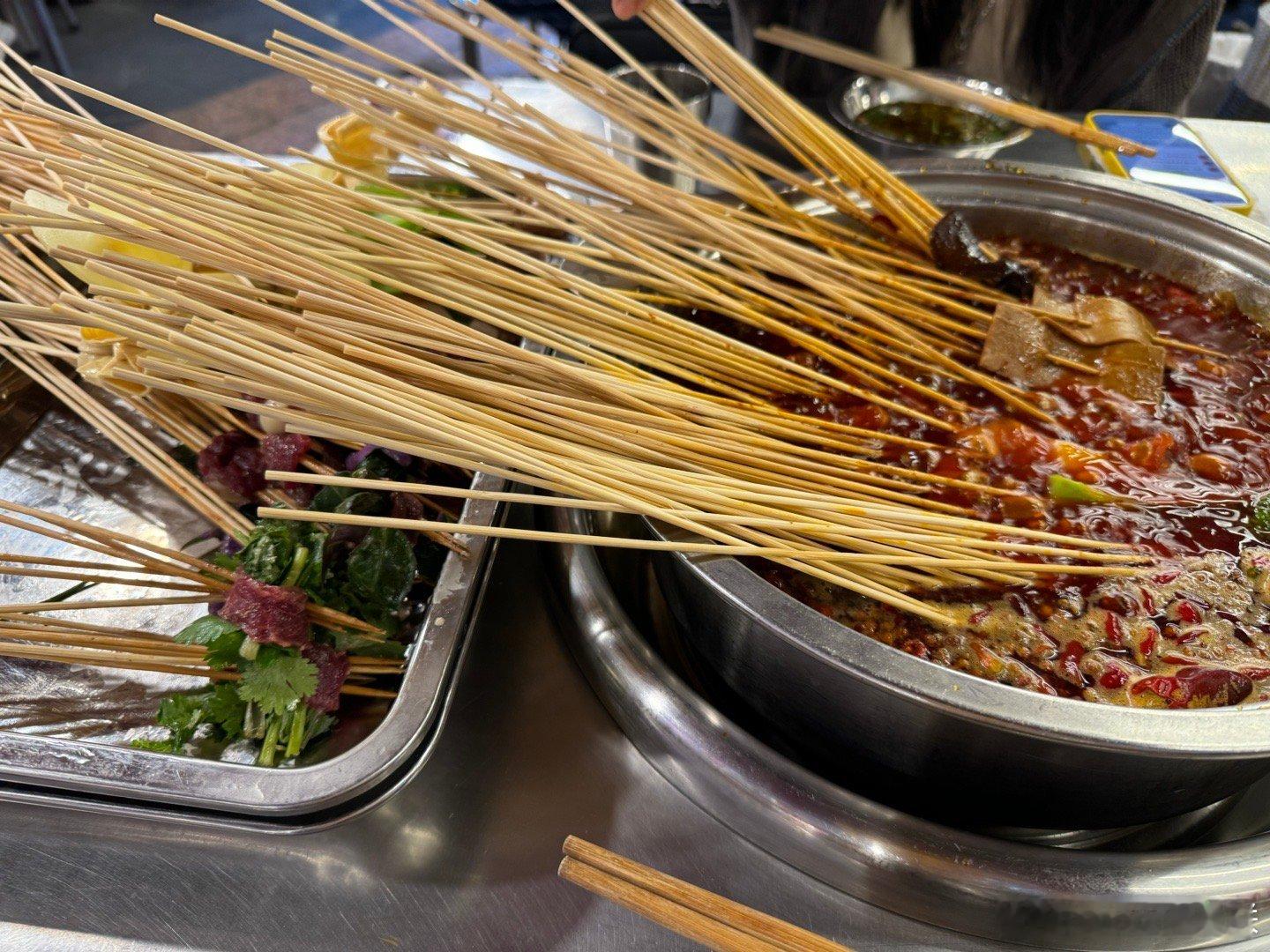 我是上班很多很多年以后才知道，很多人不是双休。 在外面吃串串，旁边的人说，啊我终