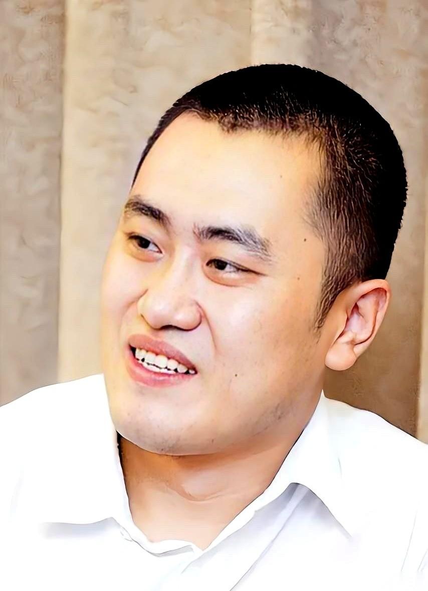 把余华的《活着》和孔二狗的《老舅》放一块看，你就全明白了。
一个，是把刀子捅进你