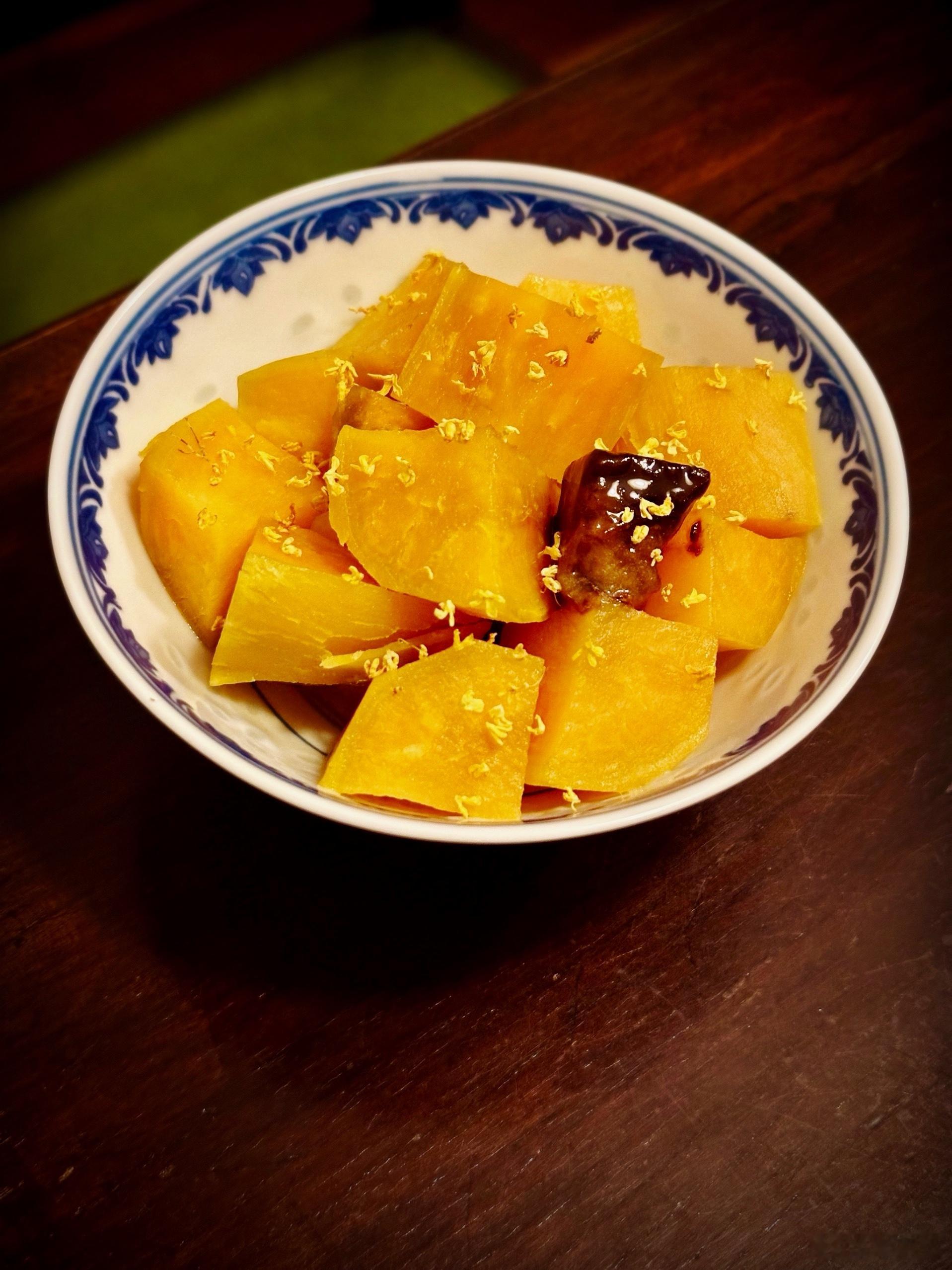 山芋切块蒸糯，熄火，焐化一块生姜红糖。不要把红糖裹满山芋，会掩盖山芋本身的甜美。