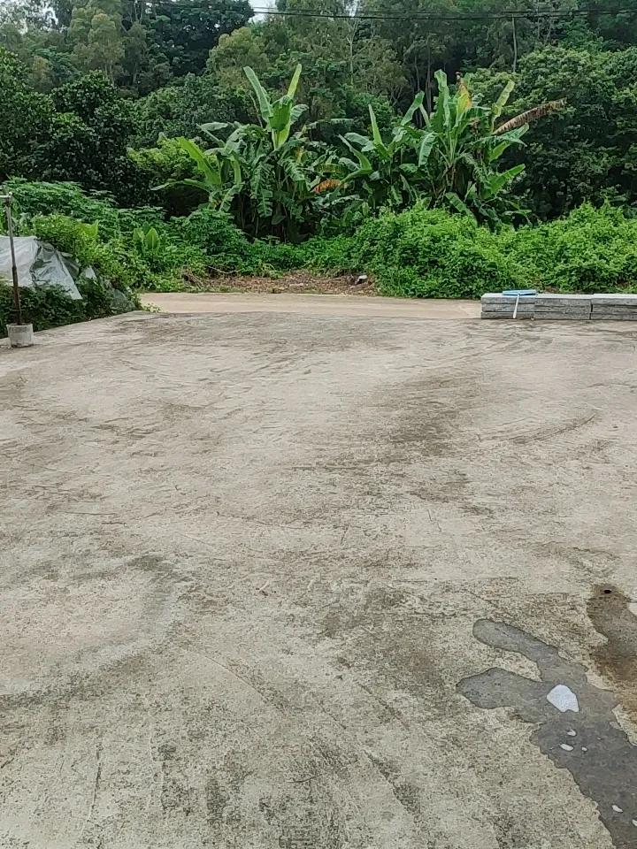 今天在农村溜达，随手拍了不少乡间小路的照片。那一条条小路，像蜿蜒的丝带穿梭在田野
