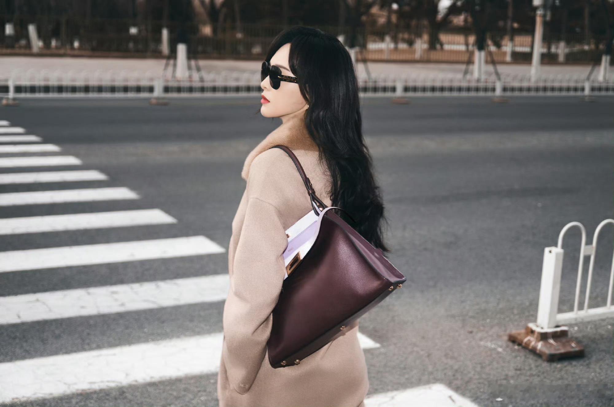 好好看😻唐嫣米兰时装周出发造型唐嫣老钱风造型