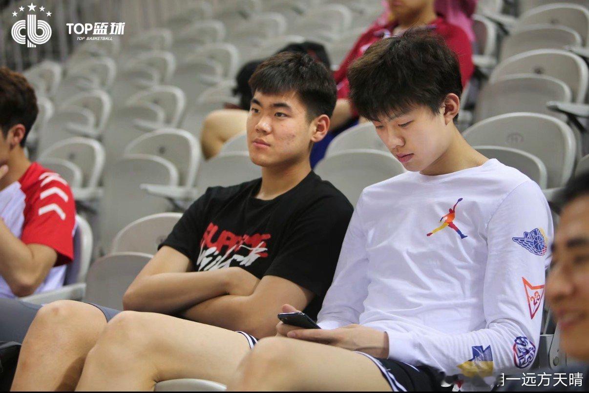 这也太嫩了吧？谁能看出来右边是谁？ 