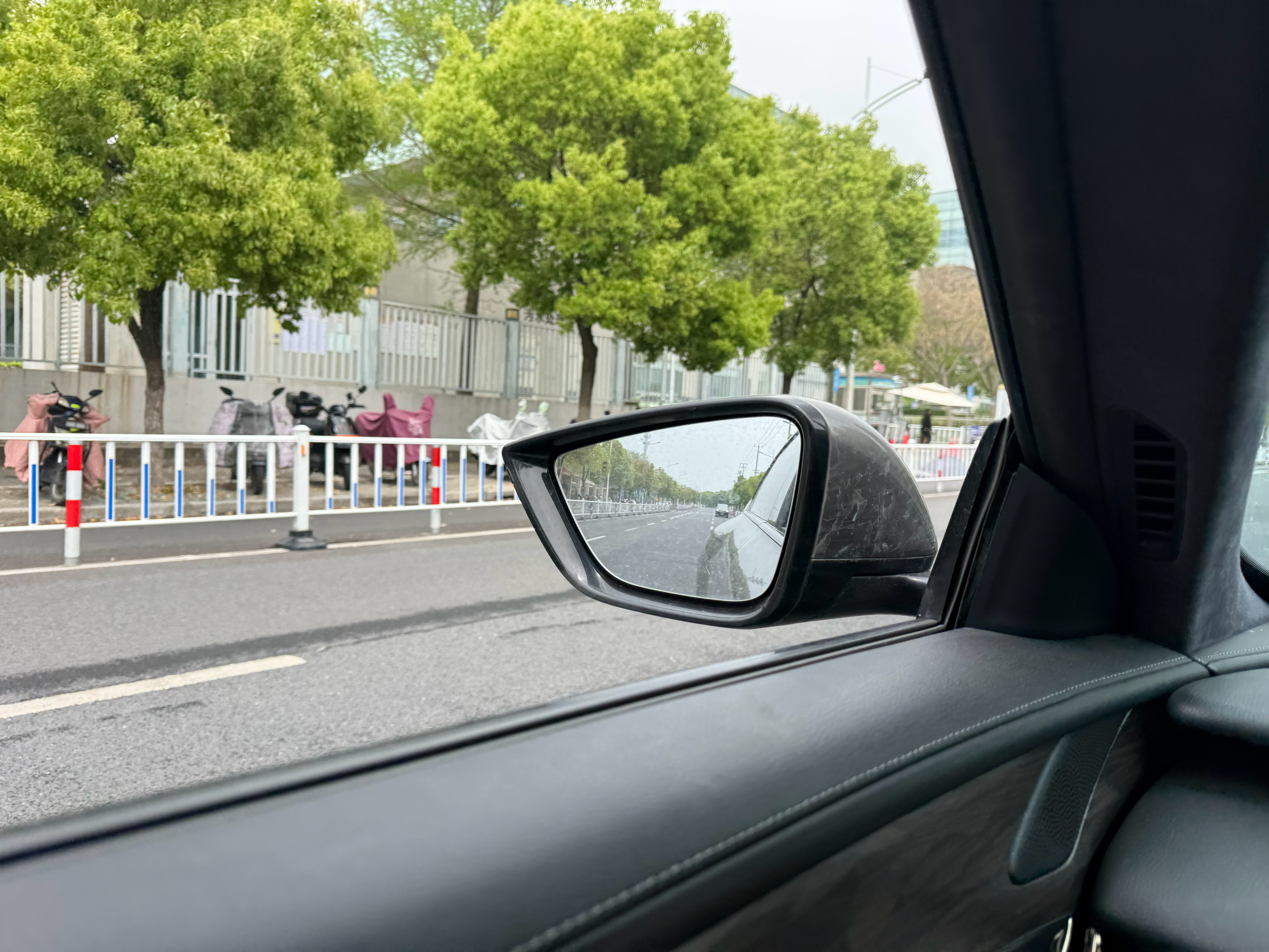 一场酣畅淋漓的羽毛球开着车窗让风把汗吹干再来一大口佳得乐99分如果是台敞篷那就是