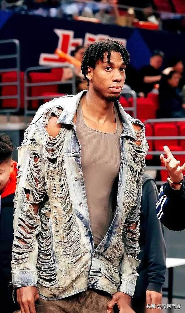 上海男篮场边这哥们往那儿一坐，一身破牛仔直接把我看懵了，这哪是来当外援的，分明是