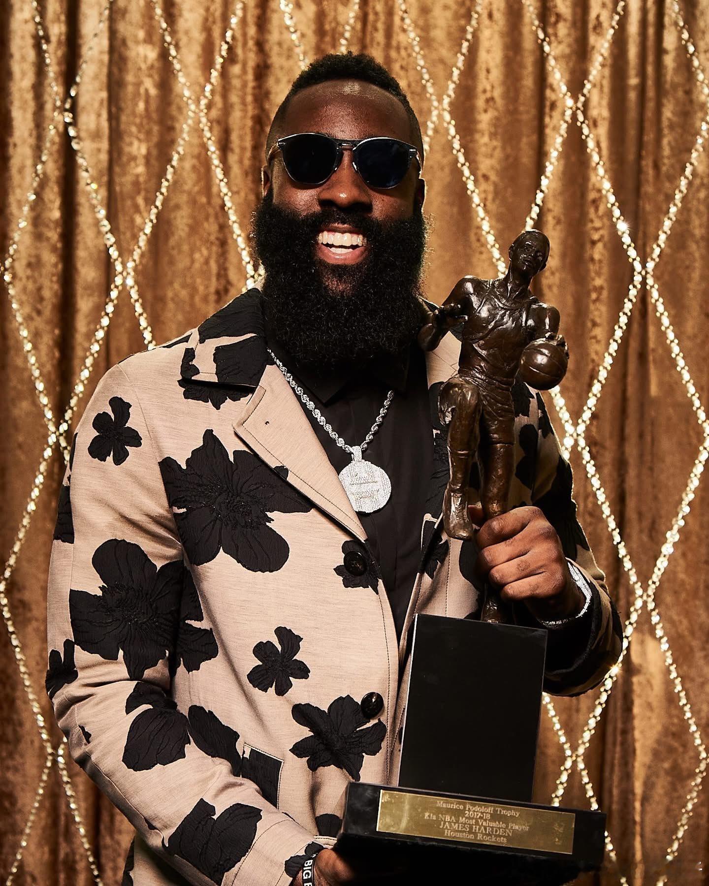 哈登[超话]哈登mvp 最后一位在美国出生的球员赢得MVP是2018年的哈登。2