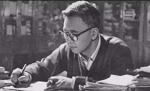 1972年，钱三强走在大街上，突然被一衣衫褴褛的老人拉住，90度鞠躬：“给我点钱