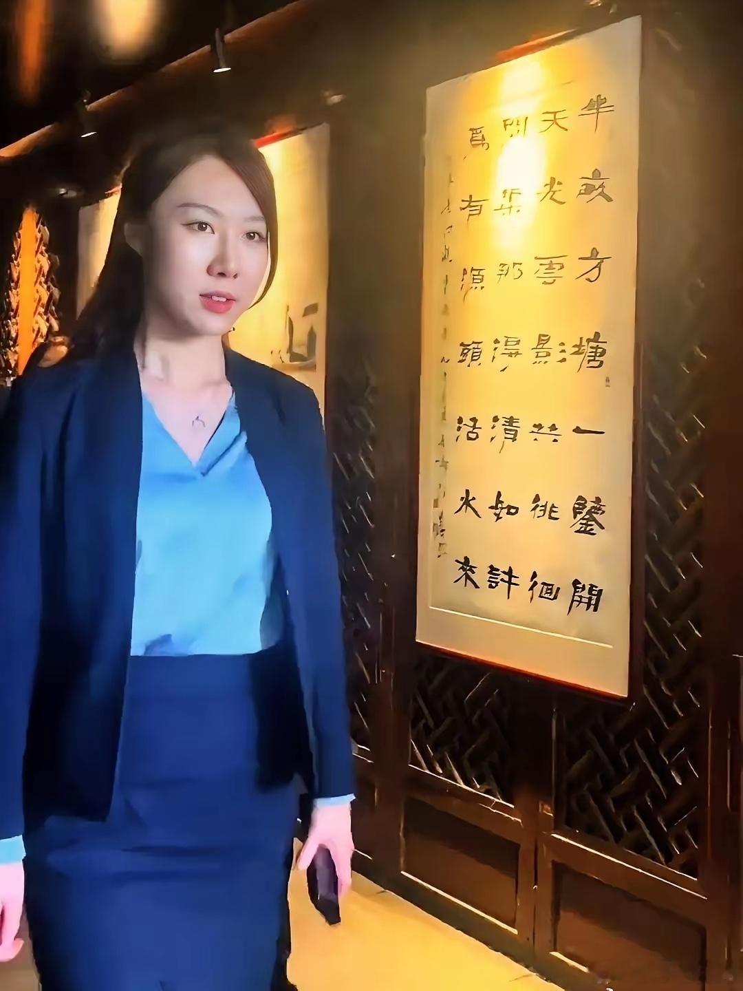 黄仁勋游北京，他的女助理王婷火了。据说是哈佛毕业，网传年薪125万美元。女孩虽然