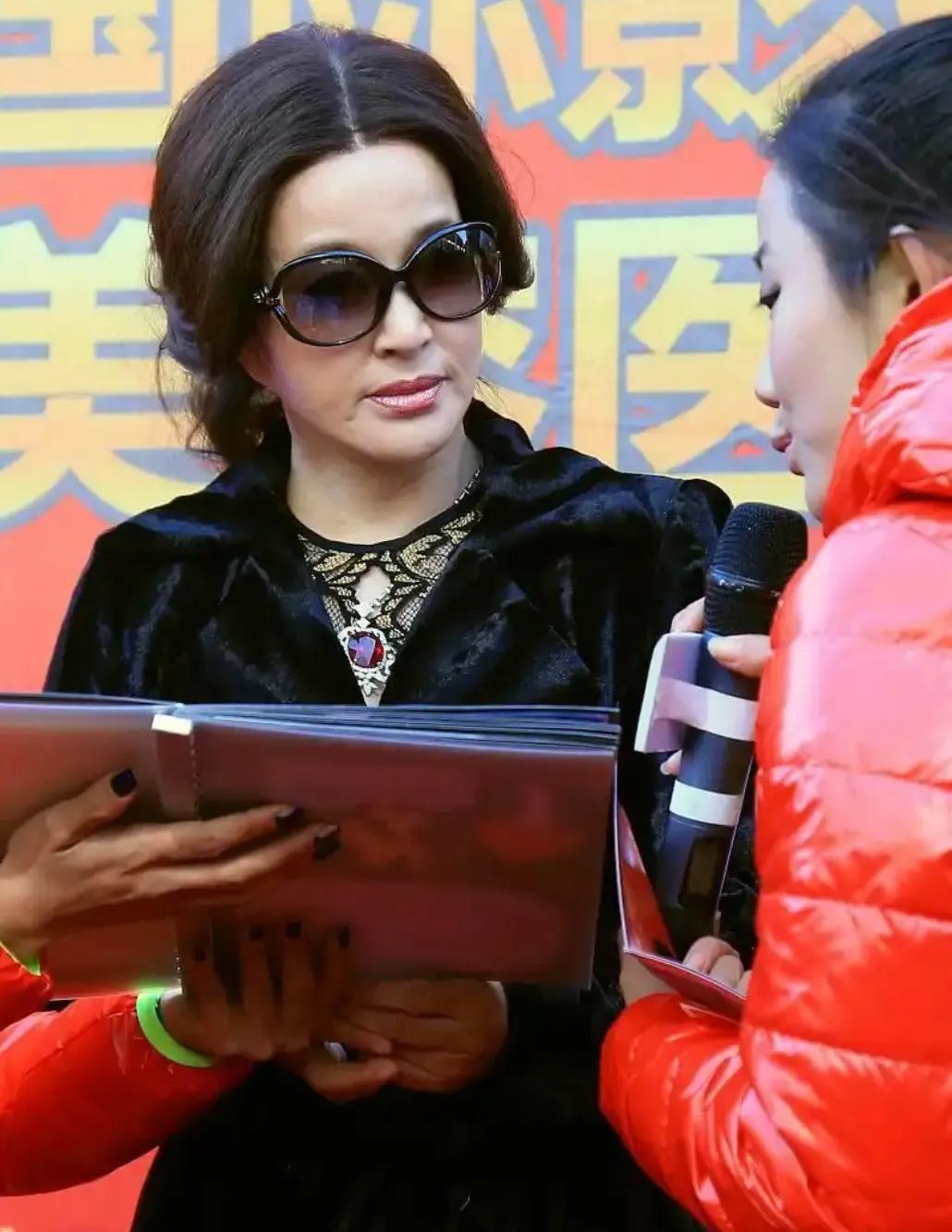 74岁著名女演员刘晓庆近日亲自辟谣去世传闻，一张生活照和一句幽默话语，竟引发了全