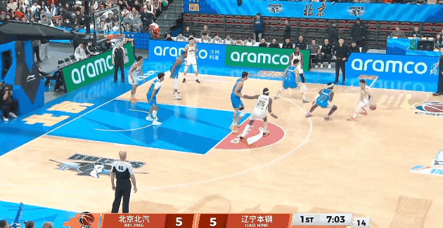 球到人到！王岚钦这球传的真好！
在今天CBA常规赛北京对阵辽宁的第一节比赛中，王